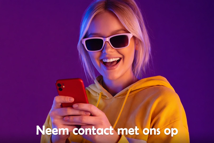 Blonde vrouw met zonnebril die haar telefoon vasthoudt